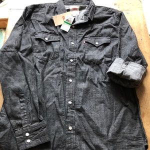 Levi’s lightweight denim shirt. Men’s Large